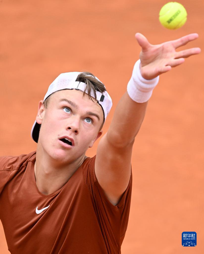 在球场上总 在球场上总